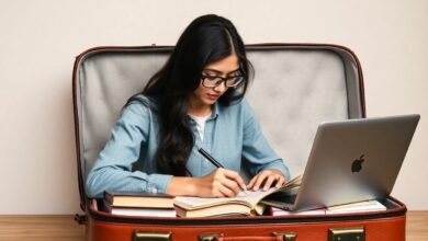 Pessoa escrevendo em um caderno, cercada de livros e um laptop, simbolizando aprendizado em cursos de redação