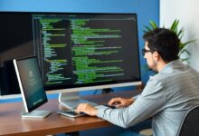 Pessoa estudando Python em um ambiente moderno, com computador e códigos na tela