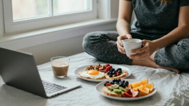 Pessoa acordando cedo e organizando o dia em um ambiente tranquilo, com café da manhã saudável e luz suave entrando pela janela