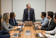 Uma equipe diversificada reunida ao redor de uma mesa discutindo estratégias de liderança