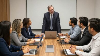 Uma equipe diversificada reunida ao redor de uma mesa discutindo estratégias de liderança