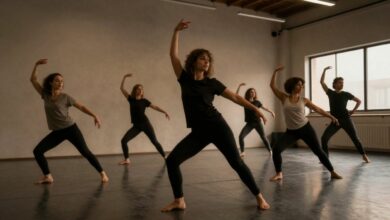 Grupo diversificado de pessoas praticando dança contemporânea em um estúdio iluminado, cada um expressando movimentos únicos e criativos
