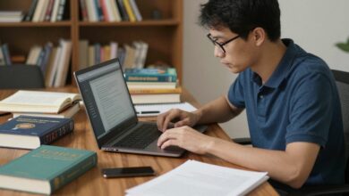 Redator de conteúdo trabalhando em um notebook rodeado por livros e anotações, transmitindo criatividade e foco