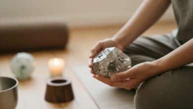Pessoa praticando terapia holística com cristais e meditação em um ambiente calmo e harmonioso
