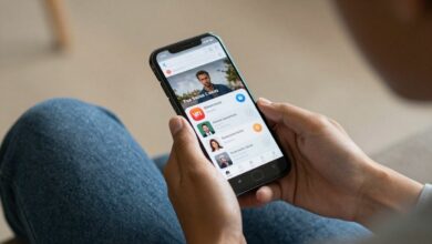 Uma pessoa relaxando em um sofá enquanto lê notícias em um smartphone, com ícones de vários aplicativos de notícias flutuando ao redor.