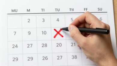 Uma pessoa marcando um calendário com um X vermelho, simbolizando a consistência e o processo de formação de um novo hábito diário.