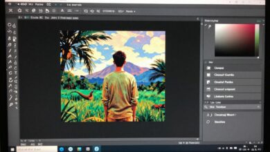 Uma composição de arte digital criativa sendo editada na tela de um computador usando o Photoshop CC, mostrando camadas e ferramentas.