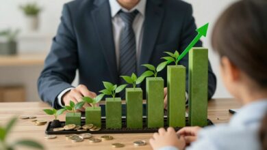 Uma pessoa analisando um gráfico de crescimento financeiro em um tablet, com moedas e uma planta crescendo ao lado, simbolizando o alcance de metas financeiras.