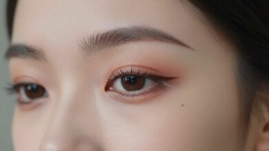 Close-up de uma mulher com maquiagem moderna e vibrante, com destaque para a pele iluminada e os olhos bem definidos, representando as técnicas de um curso de maquiagem.