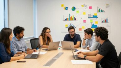 Uma equipe diversificada de profissionais colaborando com entusiasmo em um escritório moderno, com post-its e gráficos em uma parede de vidro, simbolizando o trabalho em equipe eficaz.