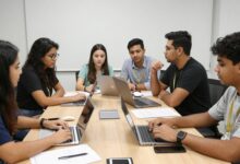Um grupo diversificado de jovens profissionais colaborando em um escritório moderno e iluminado, simbolizando o dinamismo de um programa de trainee empresarial.