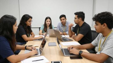 Um grupo diversificado de jovens profissionais colaborando em um escritório moderno e iluminado, simbolizando o dinamismo de um programa de trainee empresarial.