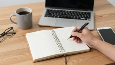Uma mesa de trabalho organizada com um planner aberto, uma caneta, uma xícara de café e um laptop, simbolizando um planejamento diário produtivo e focado.