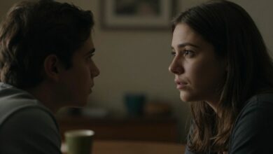 Close-up de duas pessoas em uma conversa profunda e significativa, com expressões faciais que demonstram escuta atenta e empatia, em um ambiente calmo e iluminado.