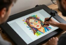 Um artista digital desenhando em uma mesa digitalizadora, com a tela mostrando uma ilustração colorida e vibrante em andamento, cercado por inspiração.