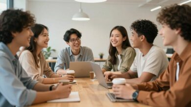 Um grupo diversificado de colegas de trabalho sorrindo e conversando animadamente durante uma pausa para o café em um escritório moderno e iluminado.