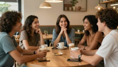 Uma ilustração vibrante e acolhedora de um grupo diversificado de adultos conversando e rindo em um ambiente de café moderno, simbolizando conexão social.