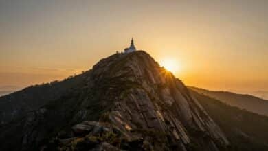 Uma imagem inspiradora de um amanhecer vibrante sobre uma montanha, simbolizando um novo começo e foco para o dia